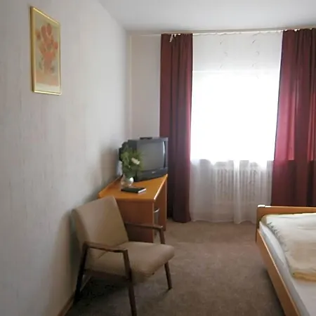 Strauss Hostel *